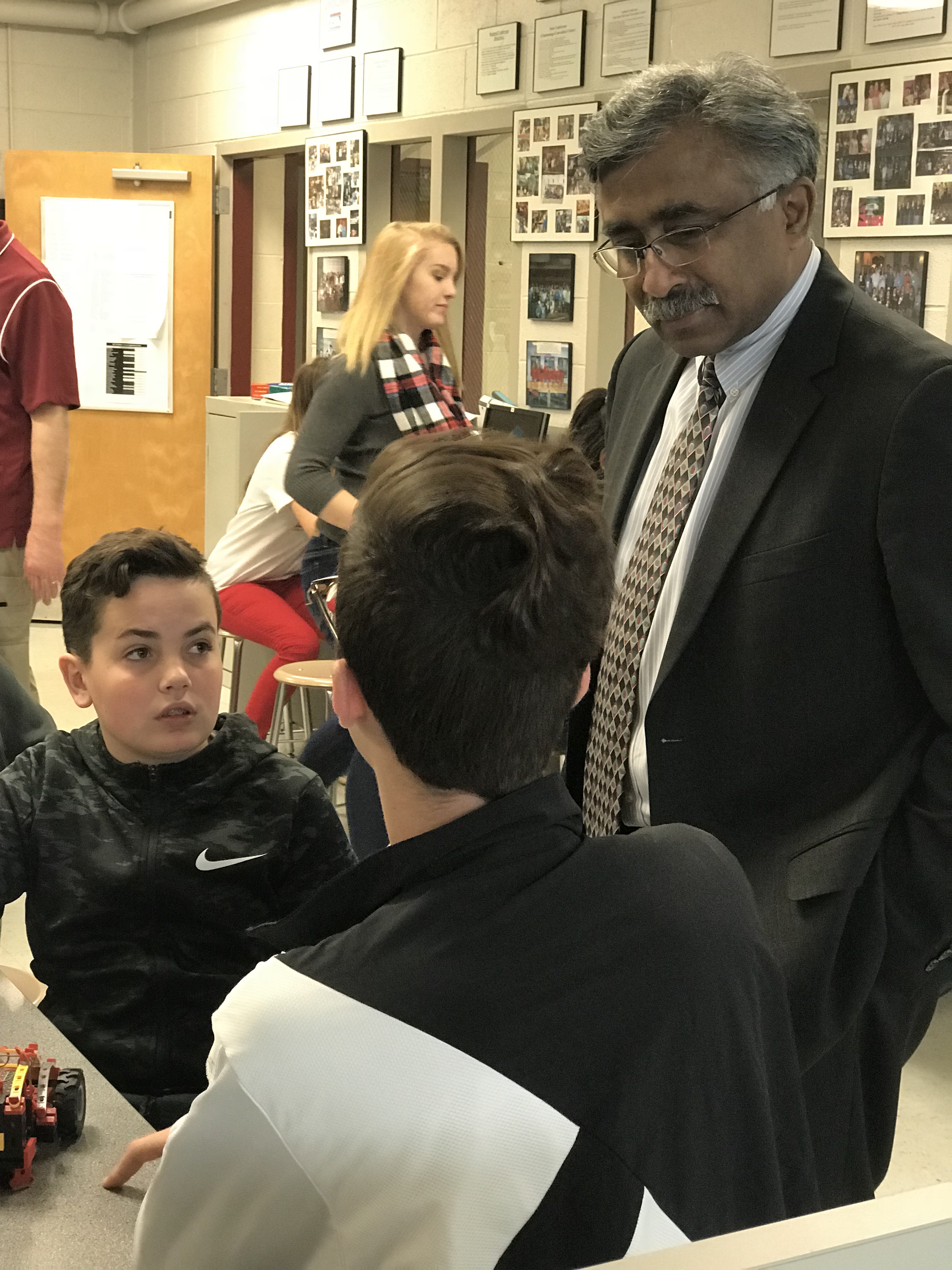 ORNL Director Thomas Zacharia talks to students about CubeSat